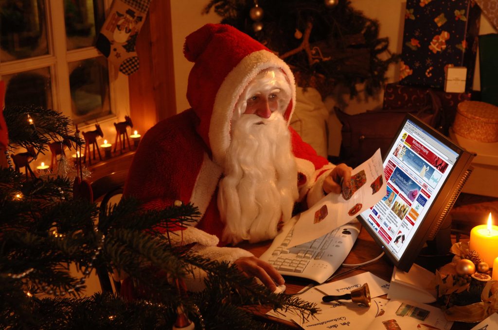 wsi imageoptim Santa Claus on Computer in Christmas Holidays Wallpaper scaled