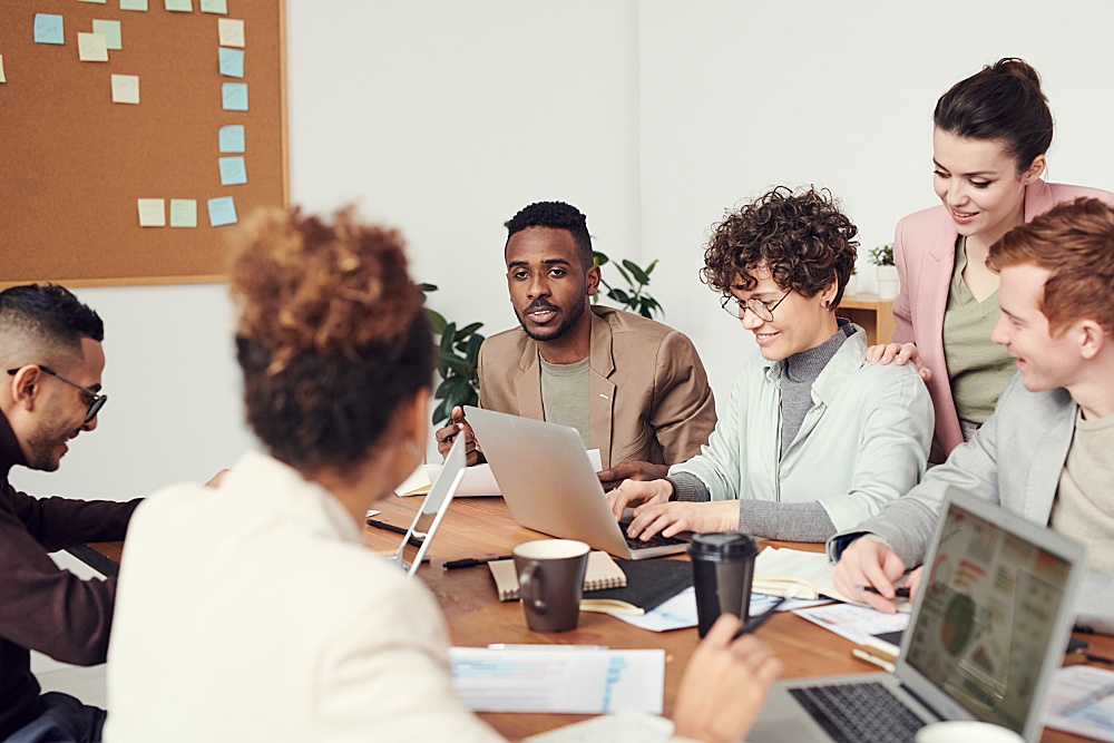 employee communicating efficiently 